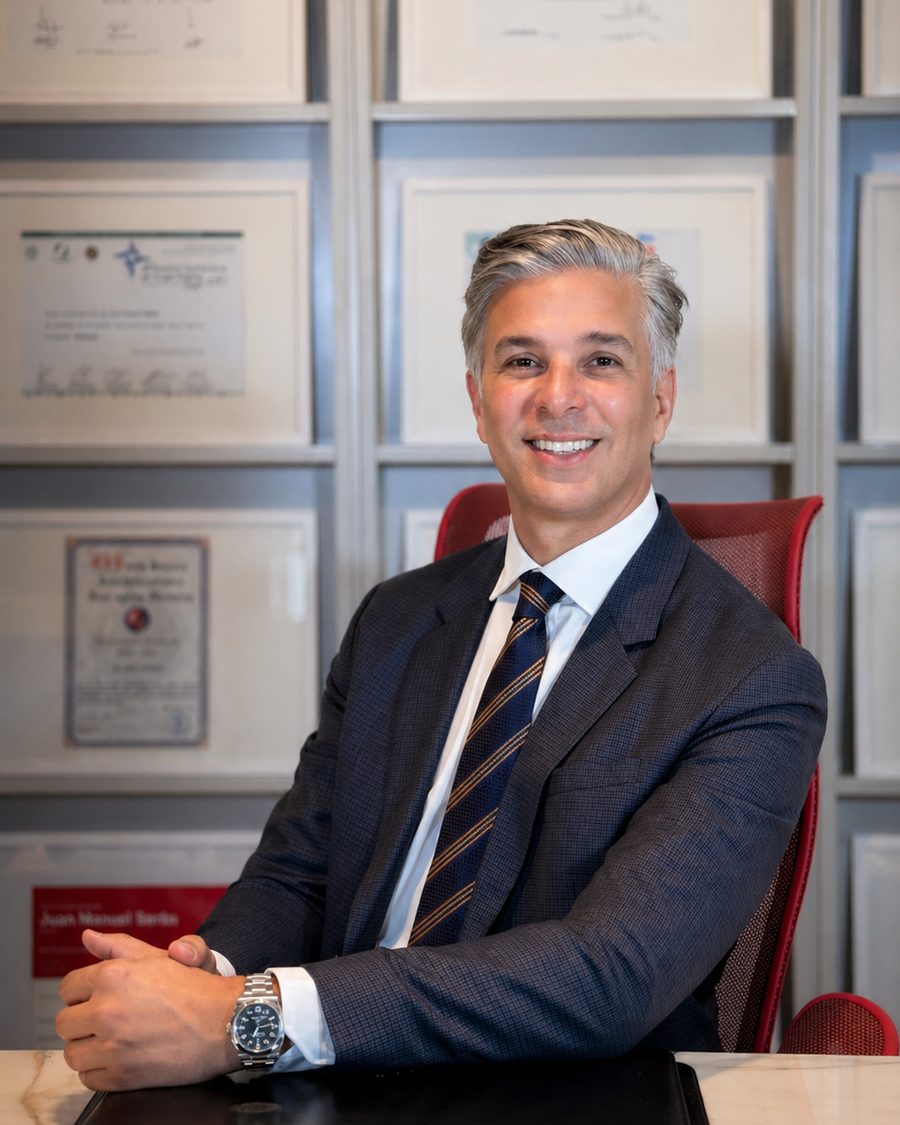 Dr. Juan Manuel Serén en su escritorio, con sus diplomas detrás