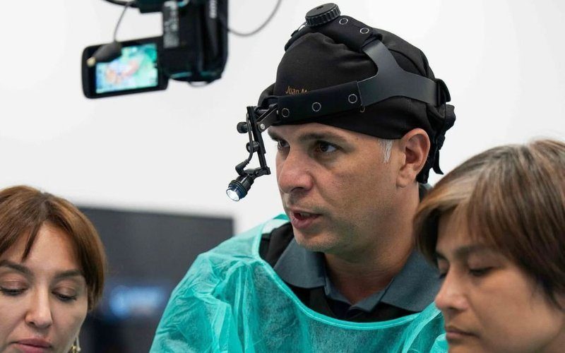 El Dr. Juan Manuel Serén en quirófano